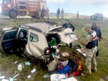 Kars'ta şarampole devrilen otomobildeki 3 kişi yaralandı