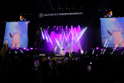 Şarkıcı Bengü Van Kültür Yolu Festivali&#039;nde konser verdi