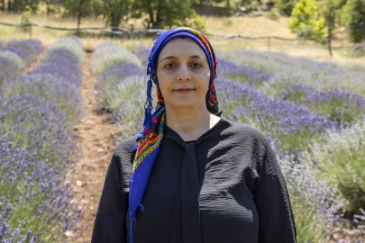 Fabrika işçisi çift köylerine dönüp atıl arazilerini lavanta bahçesine dönüştürdü