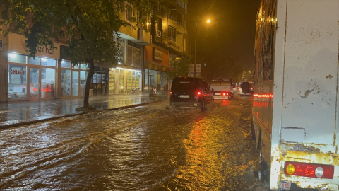 Kars&#039;ta sağanak su baskınlarına neden oldu