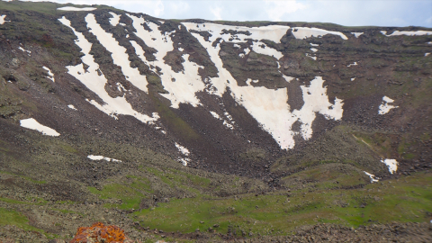 Ağrı Dağı&#039;nın 3 bin 500 rakımındaki meteor çukurları dağcıların yeni rotası oldu
