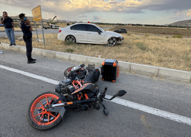 Elazığ&#039;da aynı kavşakta meydana gelen iki farklı kazada 8 kişi yaralandı