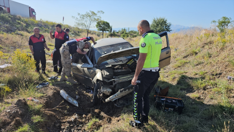 Erzincan’da devrilen araçta sıkışan 4 kişiyi itfaiye kurtardı
