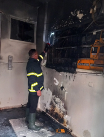 Kars&#039;ta yangın çıkan apartmanda mahsur kalan vatandaşları itfaiye kurtardı