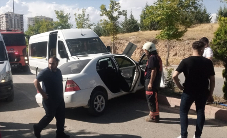 Malatya&#039;da otomobil ile servis minibüsü çarpıştı, 5 kişi yaralandı