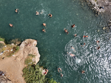 Bingöl'de sıcaktan bunalanlar termal suların karıştığı gölette serinliyor