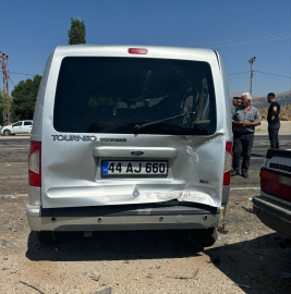 Malatya&#039;da hafif ticari araç ile otomobilin çarpıştığı kazada 6 kişi yaralandı