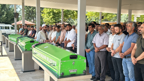 Malatya&#039;da öldürülen aynı aileden 3 kişinin cenazesi defnedildi