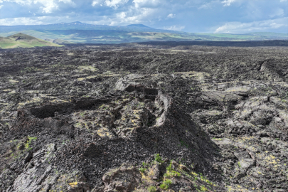 Tendürek Dağı&#039;nda lav kayaları arasına inşa edilen "gizemli kale" kalıntısı görüntülendi