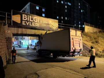 Erzurum&#039;da alt geçitte sıkışan kamyondaki 2 kişi yaralandı