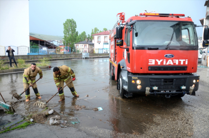 Kars&#039;ta sağanak nedeniyle bazı ev ve odunlukları su bastı