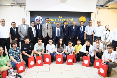 Malatya&#039;da LGS&#039;de derece alan öğrencilere tablet hediye edildi