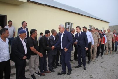 Muş Valisi Çakır, selde hayatını kaydeden kadının ailesini ziyaret etti