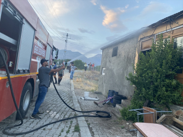 Ovacık'ta bir evin balkonunda çıkan yangın söndürüldü