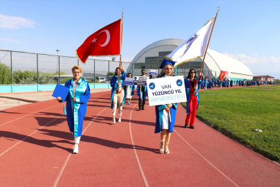 Üç çocuk, iki torun sahibi kadın üniversiteyi birincilikle bitirdi