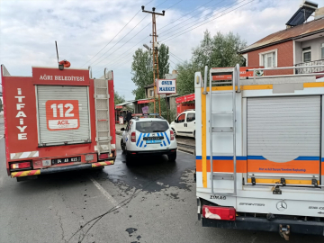 Ağrı'da reklam tabelasına ve duvara çarpan hafif ticari araçtaki 4 kişi yaralandı