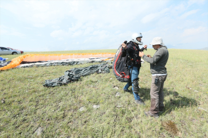 Kars&#039;ın yamaç paraşütü pilotları şehre yeni bir soluk getiriyor