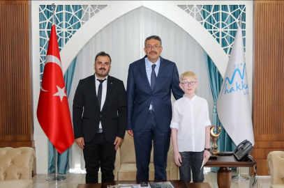 Hakkari Valisi Çelik, başarılı öğrencileri makamında kabul etti