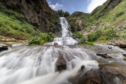 Kış ve yaz yağışlarıyla gür akan Susuz Şelalesi ziyaretçilerini ağırlıyor