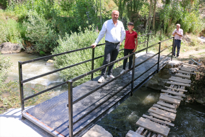 Bitlis&#039;te tehlike oluşturan ahşap köprü yerine yenisi yapıldı
