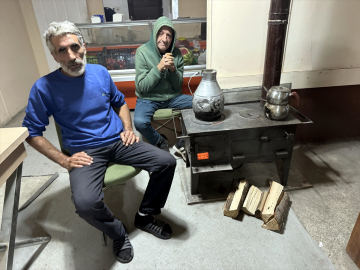 Ardahan&#039;daki yayla evlerinde yaşayanlar odun kırıp soba yakıyor