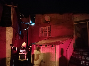 Bingöl'de binanın çatısında çıkan yangın söndürüldü