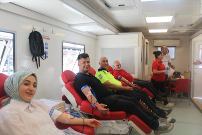 Malatya&#039;da polislerden Türk Kızılay&#039;a 251 ünite kan bağışı