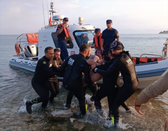 GÜNCELLEME - Van Gölü&#039;nde kaybolan 2 kişinin cesetlerine ulaşıldı