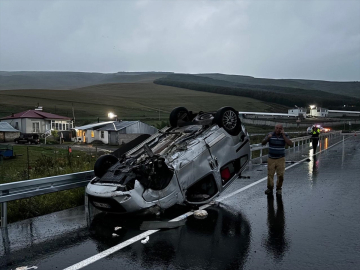 Ardahan&#039;da devrilen hafif ticari araçtaki 5 kişi yaralandı