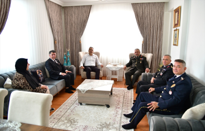 Ardahan Valisi Hayrettin Çiçek, 15 Temmuz gazisi Zafer İpek&#039;i ziyaret etti