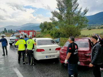 Erzincan’da iki otomobilin çarpışması sonucu 8 kişi yaralandı