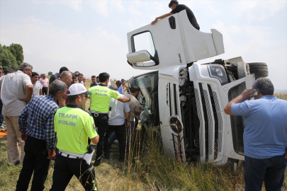 Muş&#039;ta devrilen tırın sürücüsü yaralandı