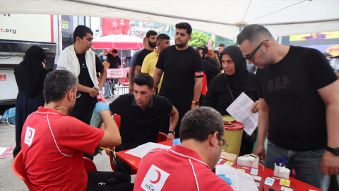 Ağrı ve Iğdır&#039;da Kerbela şehitleri anmasına katılanlardan bazıları kan bağışında bulundu