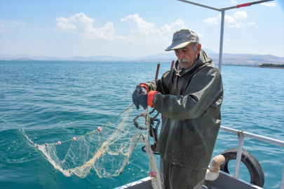 Balıkçılar "vira bismillah" diyerek Van Gölü'ne ağlarını bıraktı