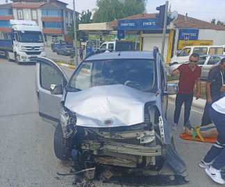 Erzincan’da otomobil ile hafif ticari araç çarpıştı, 7 kişi yaralandı