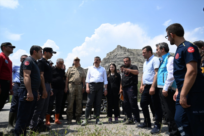 Erzurum&#039;da aracın akarsuya düşmesi sonucu kaybolan bebeği arama çalışmaları sürüyor