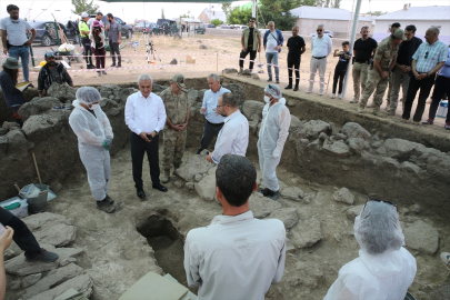 Muş Valisi Çakır, Malazgirt Savaşı&#039;nın yapıldığı alanın tespitine yönelik kazıları inceledi: