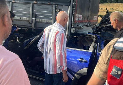 Erzincan&#039;da tıra çarpan otomobildeki avukat öldü, bebeği ağır yaralandı