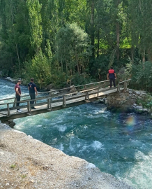 Van&#039;da dereye düşen çocuğunu kurtaran baba boğuldu