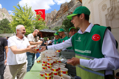 Darende&#039;de vatandaşlara aşure ikramında bulunuldu