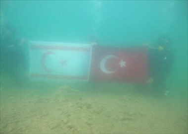 Kıbrıs Barış Harekatı&amp;#039;nın 50. yıl dönümünde su altında Türk ve KKTC bayrağı açıldı