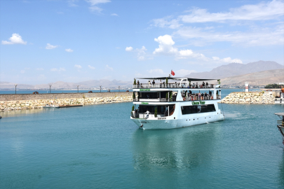 Van&#039;da son yılların en yoğun turist hareketliliği yaşanıyor