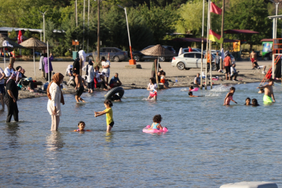 Hazar Gölü, bunaltan sıcaklarda Doğu&#039;daki tatilcilerin adresi oldu