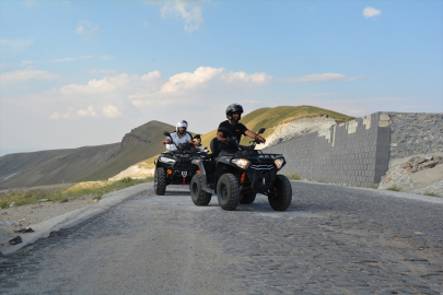 Nemrut Kalderası&#039;nda ATV turlarına katılanlar doğayla iç içe vakit geçiriyor