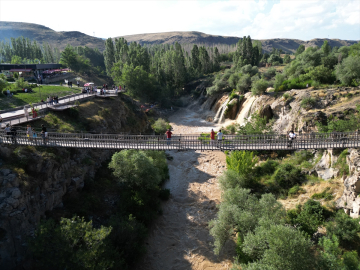 Sağanak Muradiye Şelalesi&#039;ni coşturdu