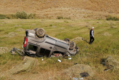 Hakkari&#039;de devrilen hafif ticari araçtaki 2 kişi öldü, 4 kişi yaralandı