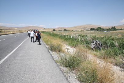 Van&#039;da devrilen hafif ticari araçtaki 2 kişi yaralandı