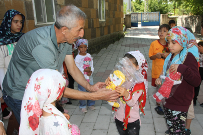 Malazgirt'te öğrencilere oyuncak dağıtıldı