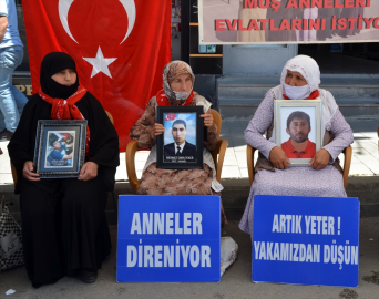 Muşlu aileler DEM Parti önündeki "evlat nöbeti"ni sürdürdü