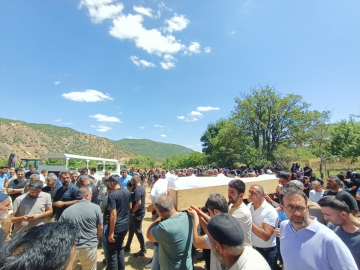Bingöl&#039;de bıçaklı saldırıda hayatını kaybeden iki kişinin cenazesi toprağa verildi